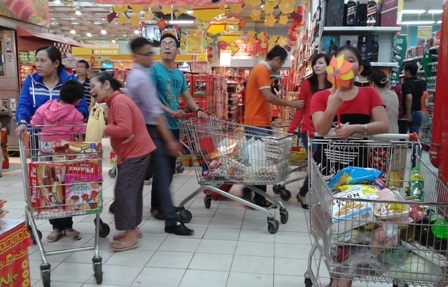 Tại siêu thị, các xe đẩy đều được chất đầy hàng.