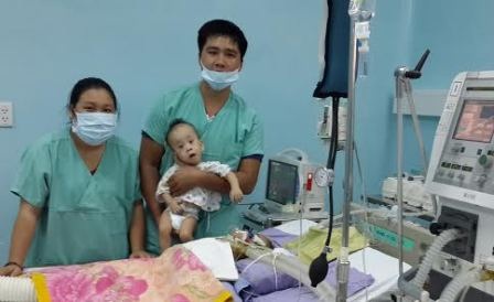 Một bé trong ca tách song sinh Long - Phụng đã ra đi - 2 Gia đình bé Long - Phụng ngày đoàn viên trong bệnh viện