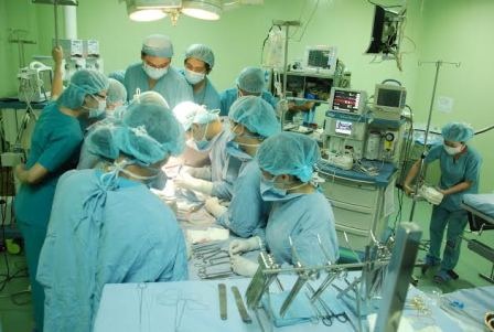 Ê kíp phẫu thuật gồm 12 bác sĩ từ các chuyên khoa khác nhau