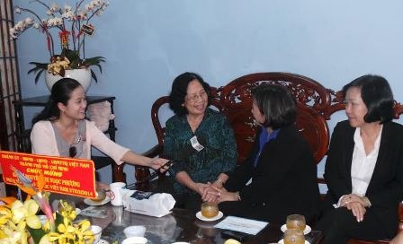Thầy thuốc dân tộc - Điểm sáng của đồng bào thiểu số - 2 GS Phượng (thứ 2 bên trái) khuyên bác sĩ trẻ phải biết yêu thương bệnh nhân