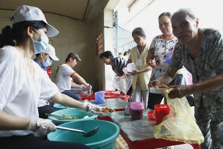 Cơm từ thiện đã chia sẻ khó khăn, giúp bệnh nhân thêm ấm lòng giữa ngày xuân
