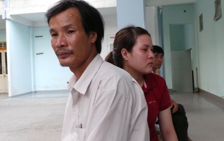 Ông Đông cùng con gái bế tắc trong cảnh nghèo khốn, bệnh tật của người thân