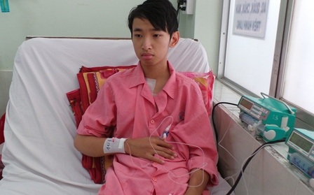 Tín đang cố chống chọi với bệnh tật để hy vọng trở lại với trường lớp