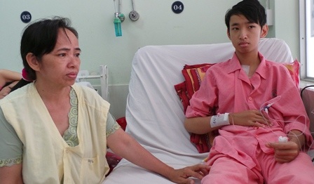 Người mẹ nghèo bất lực bên giường bệnh của con