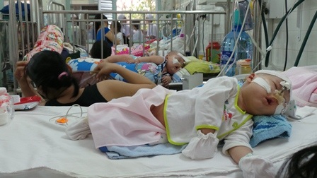 Trẻ nhỏ, sức đề kháng yếu là đối tượng dễ bị bệnh tấn công