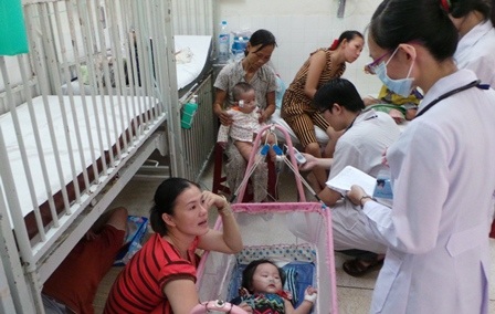 Trẻ được thăm khám tại khoa Hô hấp, bệnh viện Nhi Đồng 2