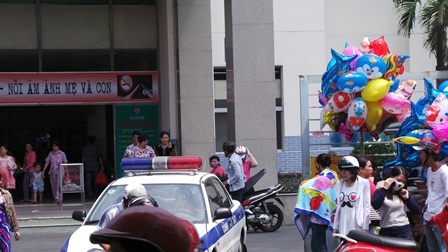 Chiếc xe cảnh sát rời khỏi bệnh viện (trưa 19/3) sau thời khắc trao trả bệnh nhi