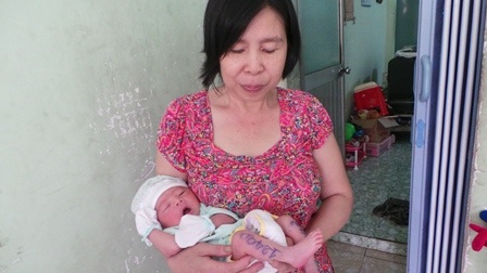 Bà Dung không giấu được niềm vui khi đón cháu trở về 