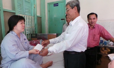 Lãnh đạo huyện Thanh Bình hỗ trợ 2 triệu đồng đến các thầy cô gặp nạn