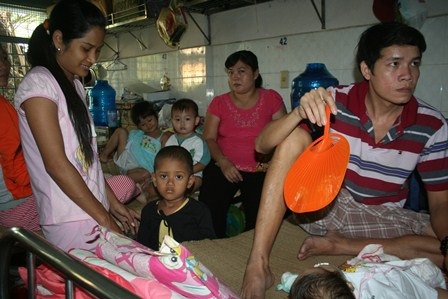 Cảnh chen lấn trên giường bệnh tại bệnh viện Ung Bướu