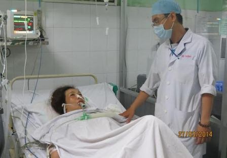 Cứu tiểu thương bị đâm thấu tim - 1 Bà Phan Thị N. đang được chăm sóc tích cực tại bệnh viện quận Thủ Đức
