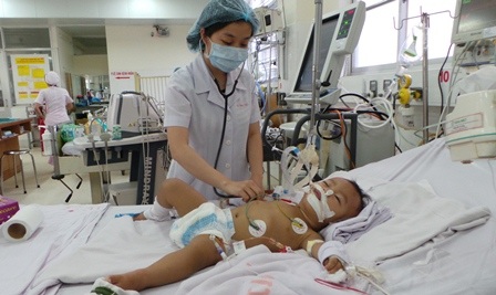 Bệnh nhi mắc tay chân miệng điều trị tại bệnh viện Bệnh Nhiệt Đới