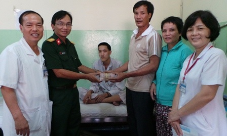 Đại diện bệnh viện 175 trao tiền bạn đọc Dân trí giúp đỡ cho em Đại