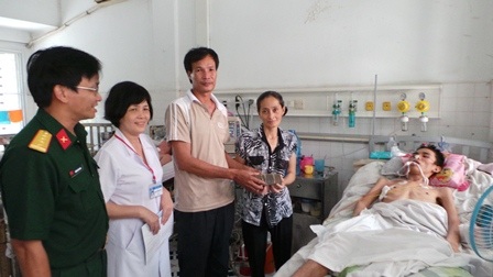 Gia đình ông Đông chia sẻ 20 triệu đồng với bệnh nhân đồng cảnh ngộ