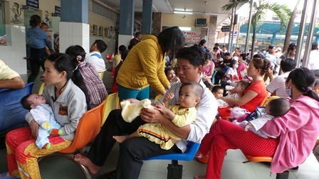 Ngồi chen chúc chờ khám bệnh có thể khiến trẻ bị nhiễm chéo sởi