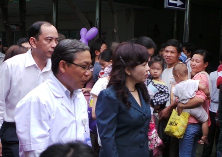 Bộ trưởng Kim Tiến rẽ lối giữa dòng bệnh nhân