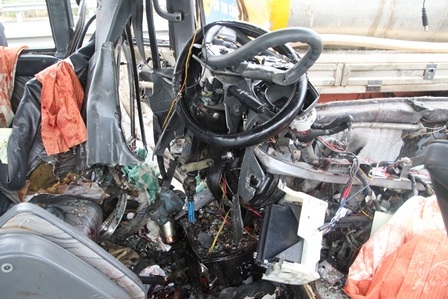 Đầu xe khách nát vụn