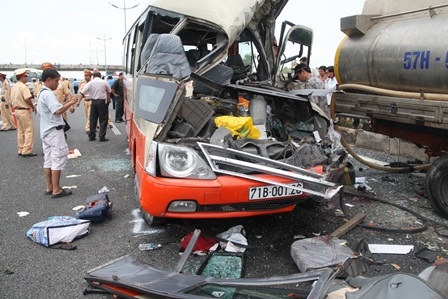 Chiếc xe khách chạy từ phía sau tông thẳng vào đuôi xe bồn