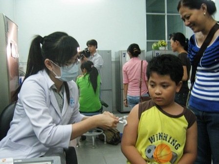 Trẻ đến tiêm vắc-xin tại Viện Pasteur TPHCM