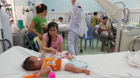 Trẻ điều trị sởi tại bệnh viện Nhi Đồng 2