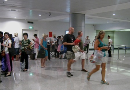 Hành khách đến từ các nước có nguy cơ đều được kiểm tra thân nhiệt khi nhập cảnh 