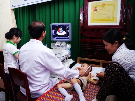 Bệnh nhi đang được bác sĩ bệnh viện Hoàn Mỹ siêu âm tim 