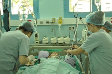 Cậu ruột hiến một phần cơ thể cứu cháu bị “thận hư” - 1 Bé M. đang trong quá trình hồi sức sau cuộc ghép