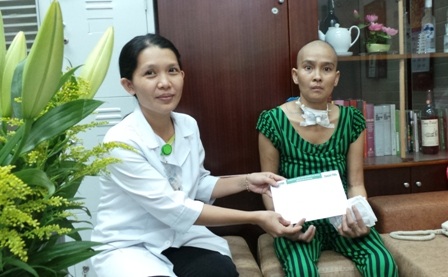 Sau nhiều tháng nằm viện chị Lý Thị Gương đã được gặp mặt đứa con gái chị mới sinh