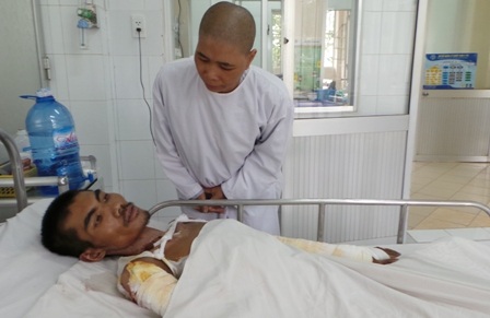 Người mẹ đã quy y cửa Phật động viên con trên giường bệnh