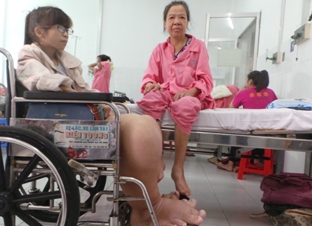 Hai mẹ con Mỹ Son điều trị tại bệnh viện Chợ Rẫy