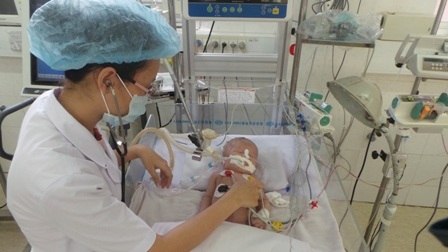 Bé Dương đang phải hỗ trợ thở máy và điều trị tích cực