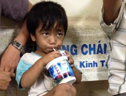 Bé trai 3 tuổi bị bạo hành, ép đi xin ăn tại quận 7 (ảnh: Công Quang)