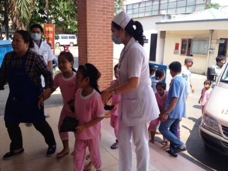 Học sinh trong vụ ngộ độc được chuyển tới cấp cứu tại bệnh viện Quận 9