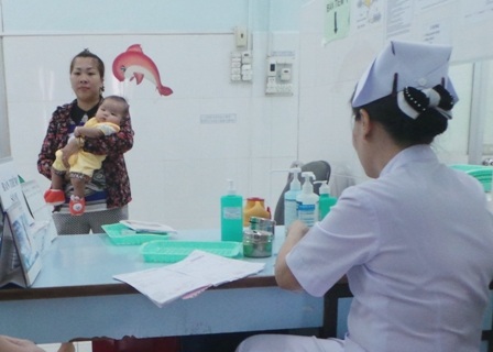 Trẻ đến chích ngừa tại bệnh viện Nhi Đồng 2