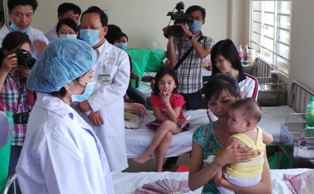 Bộ trưởng Kim Tiến thăm bệnh nhi điều trị tại bệnh viện quận Bình Tân