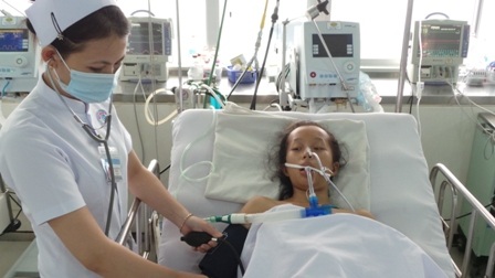 Chị Kim Mỹ đang chập chờn mê tỉnh trên giường bệnh