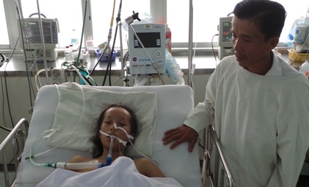 Ông Bé đau đớn cầu mong cho con qua cơn nguy kịch để cháu thoát cảnh mồ côi