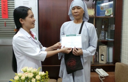 Bà Lý (bên phải) xúc động nhận sự chia sẻ từ cộng đồng cho con mình