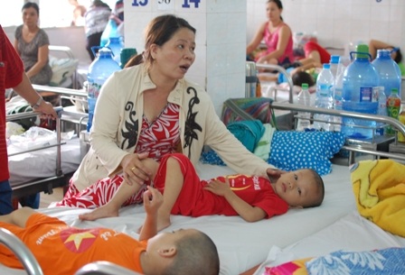 Một trong hai cặp anh em bị viêm màng não đang điều trị tại Nhi Đồng 1