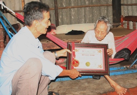 Người con trai út của cụ nay cũng đã ở tuổi thất thập cổ lai hi