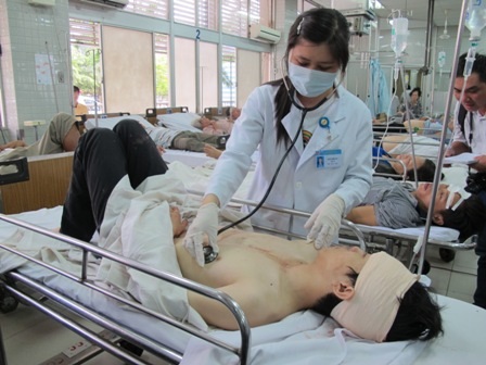 Các nạn nhân đang được bác sĩ, nhân viên y tế chăm sóc tích cực