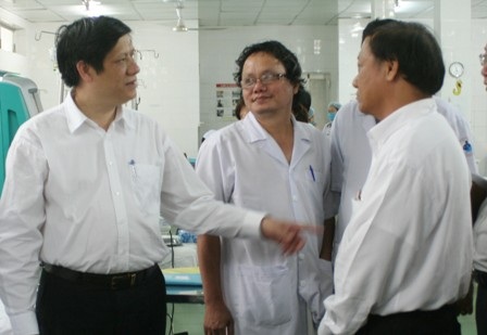 Theo BS Trương Hữu Khanh (đứng giữa) sau chích ngừa trẻ vẫn có thể mắc bệnh