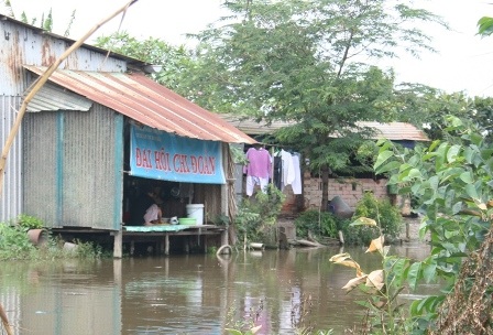 Thiếu nước sạch, nạn nhân ổ bệnh tiêu chảy cấp gia tăng - 1 Người dân đang phải tiếp tục sử dụng nước ao, nước sông cho sinh hoạt