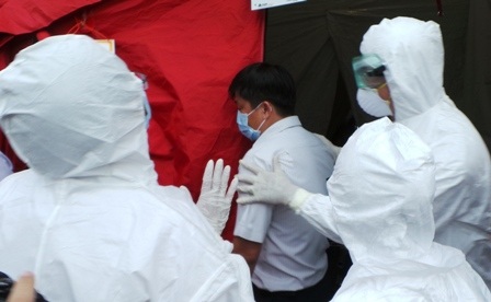 Bệnh nhân được đưa vào khu vực khử trùng