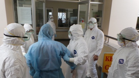 Bệnh nhân được chuyển đến bệnh viện Bệnh Nhiệt Đới