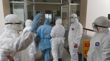 Bệnh nhân Ebola trong buổi diễn tập (ngày 17/8) được chuyển đến phòng cách ly