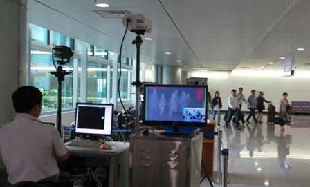 Hành khách được kiểm tra thân nhiệt tại sân bay Tân Sơn Nhất