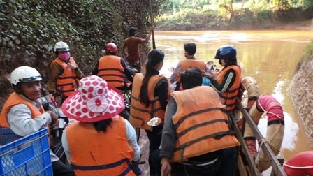 Dù biết nguy hiểm nhưng người dân vẫn đánh liều, cược cả mạng sống.