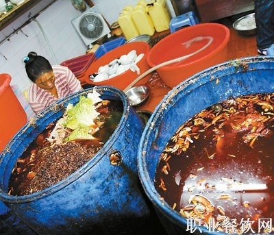 Bị thanh tra, cơ sở nhập sản phẩm chứa dầu ăn bẩn “cố thủ” - 1 Dầu ăn bẩn từ Đài Loan được chế biến từ rác thải nhà bếp, dầu cặn, mỡ động vật (ảnh minh họa)