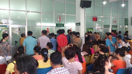 TPHCM: Còn vắc xin 6 trong 1, cháy vắc xin 5 trong 1 - 2 Bệnh nhân chờ đến lượt chủng ngừa tại viện Pasteur
